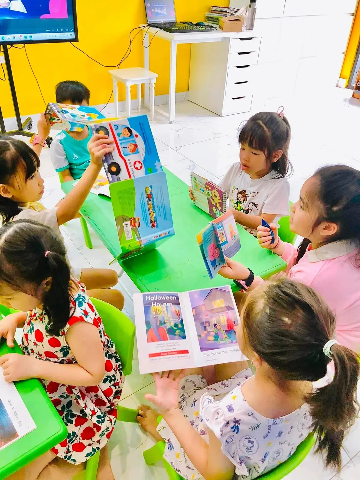 Giờ đọc sách tại Clever Junior Long Biên
