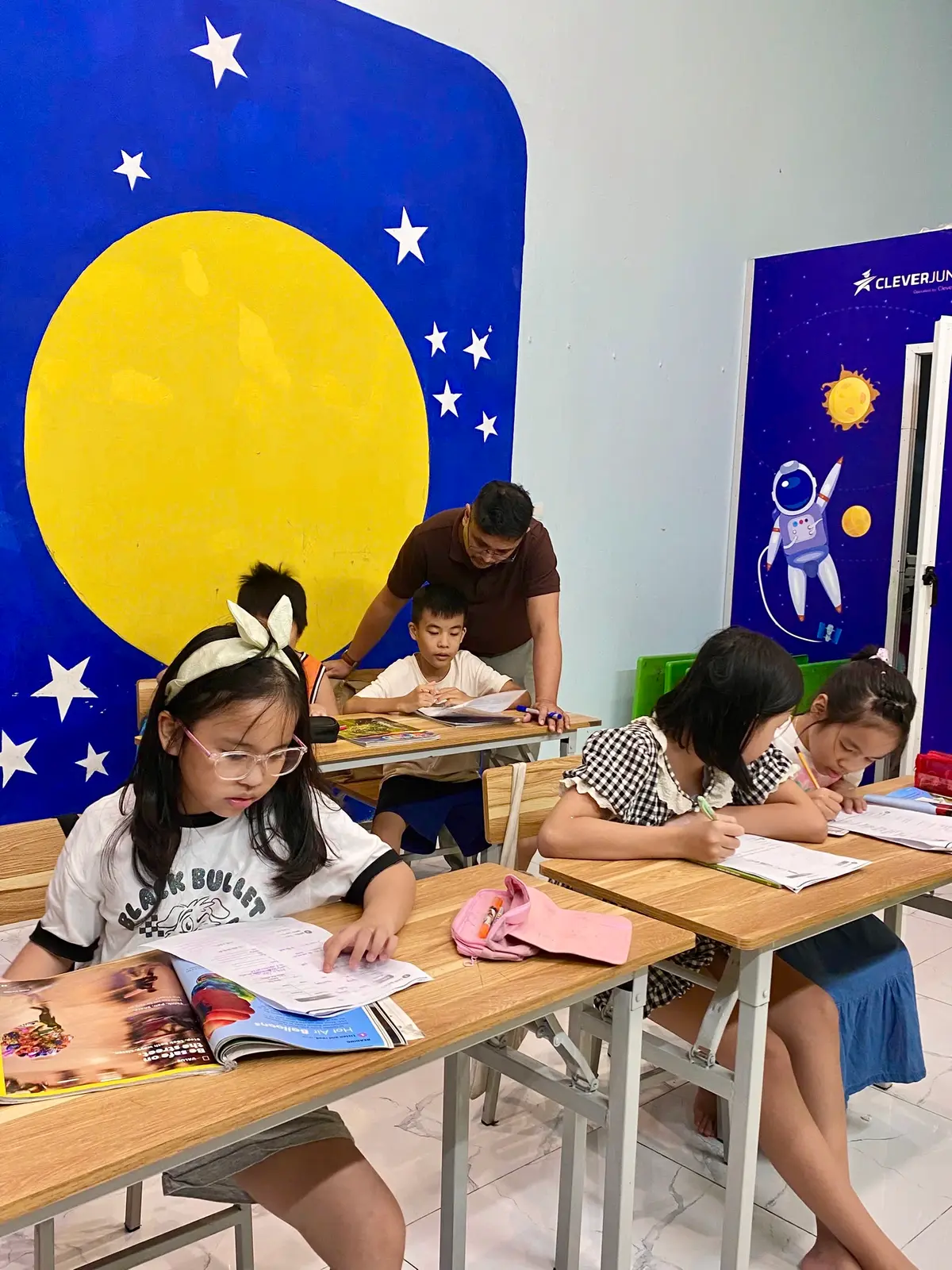 Lớp học bên bức tường trăng sao
