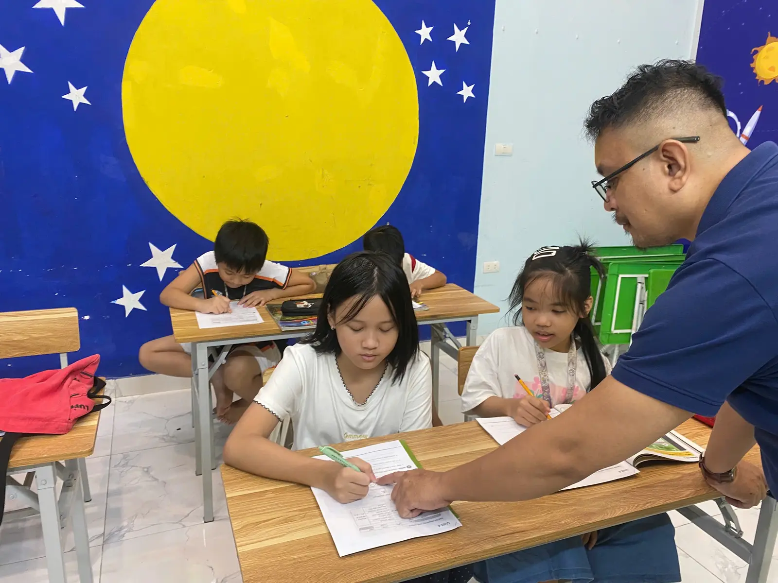 Thầy giáo chữa bài cho học viên