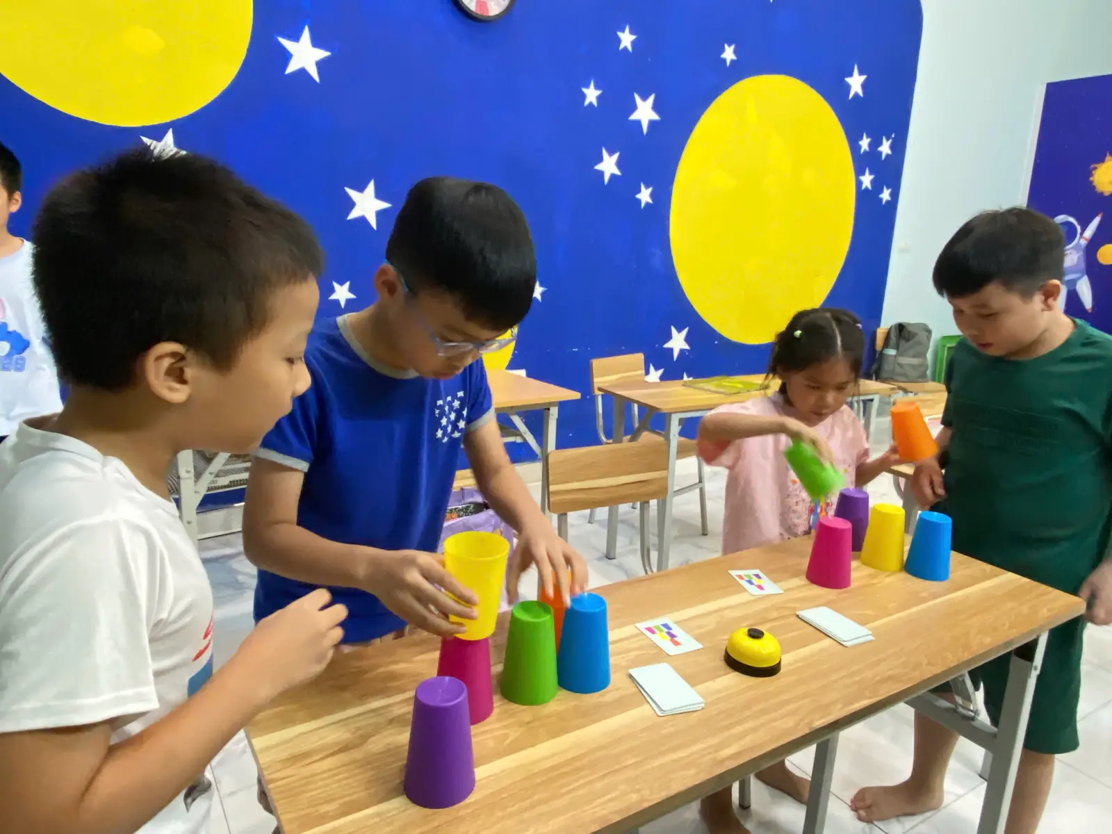 Trò chơi xếp cốc theo hiệu lệnh tiếng Anh