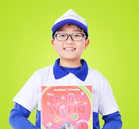 Học viên Clever Junior cầm giáo trình