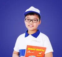 Học viên Clever Kid cầm giáo trình